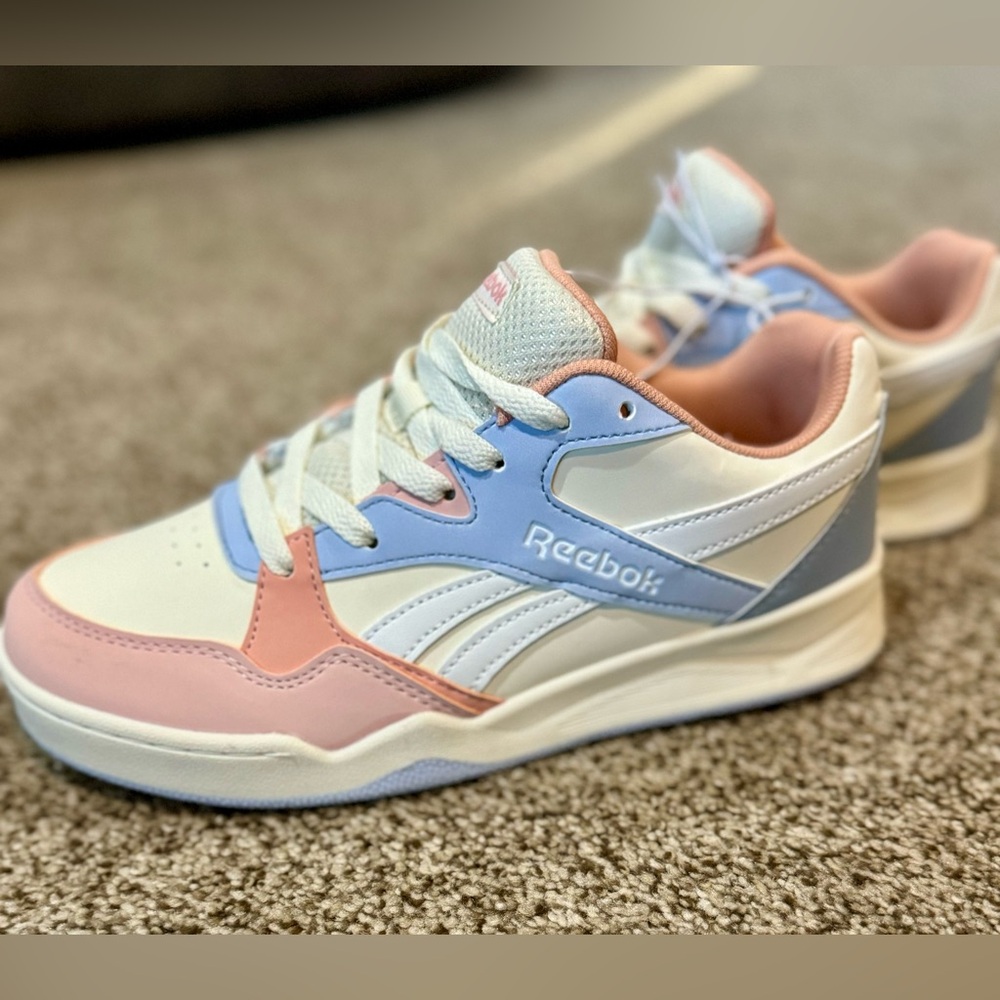 Reebok Size 5 girls or 7 women’s brand new never worn